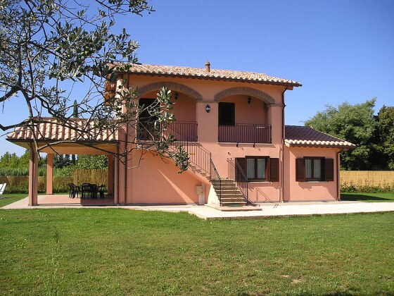 Haus mit großem balkon in bolsena