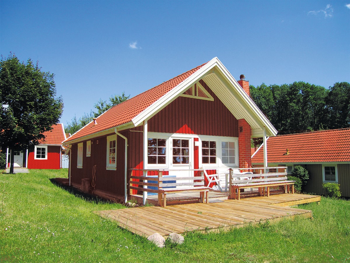 Каркасный красный дом с террасой