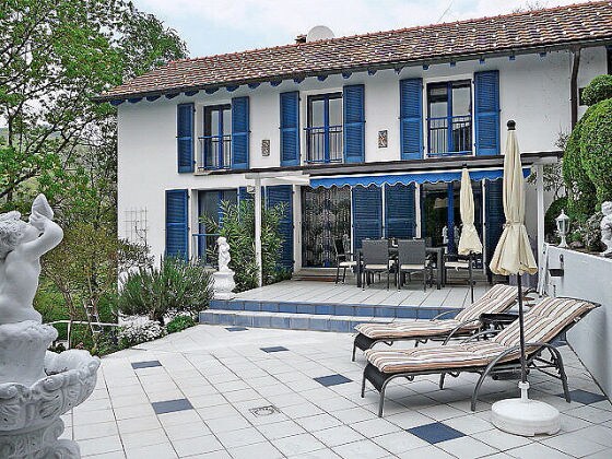Blickgeschützter Außenbereich mit Terrasse u. Pool