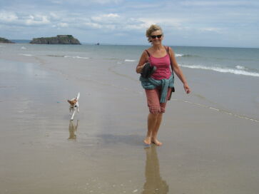 Spazieren mit Tuski bei Tenby Spazieren mit Tuski bei Tenby