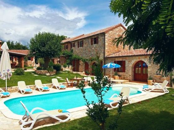 Garden with swimming pool in front of the Villa