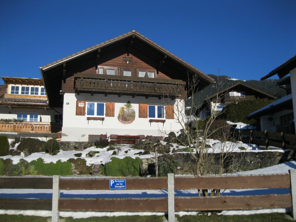 Haus Almfrieden im Winter