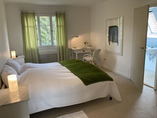 Schlafzimmer 1 mit Bad / Dusche
