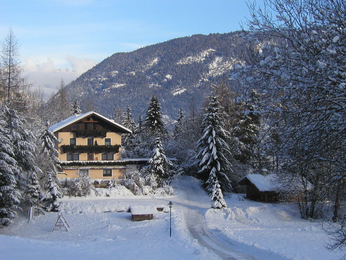 Panoramaansicht Haupthaus; rechts das Chalet Astrid