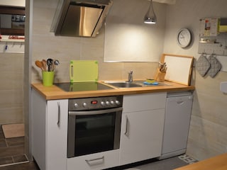 Die Küche ist voll ausgestattet.