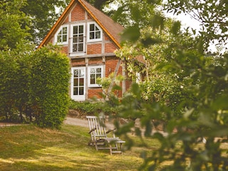 Das Haus seitlich, Gartenseite