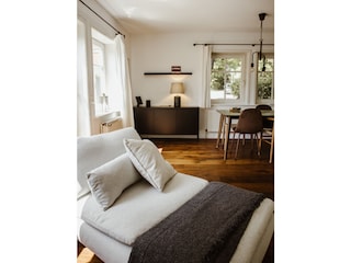 Wohnzimmer mit Eichenparkett und moderner Möblierung