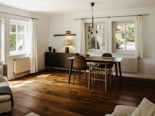 Lichtdurchflutetes Wohnzimmer, Essbereich