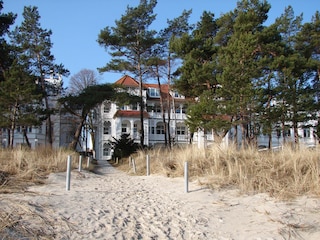 Strandaufgang mit Blick zur Villa Strandidyll