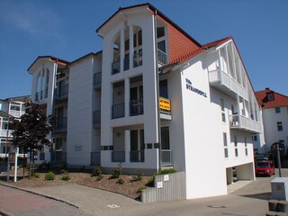 Neubau"Strandidyll" dahinter die Villa und der Strand