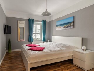 1.Schlafzimmer mit Doppelbett und TV