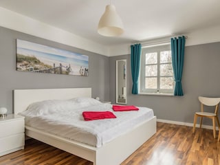 2.Schlafzimmer mit Doppelbett und TV
