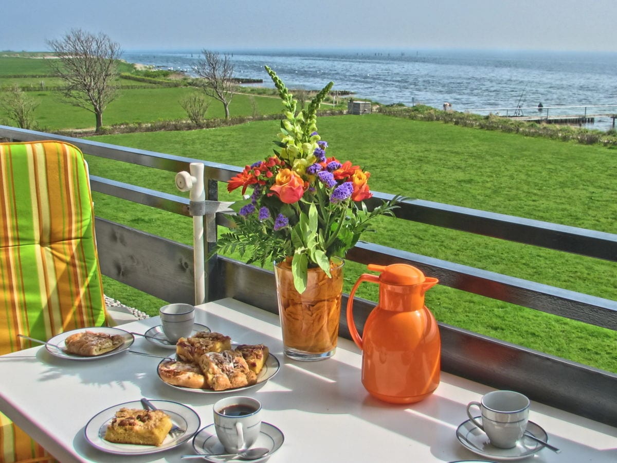 Balkonblick direkt zum Meer