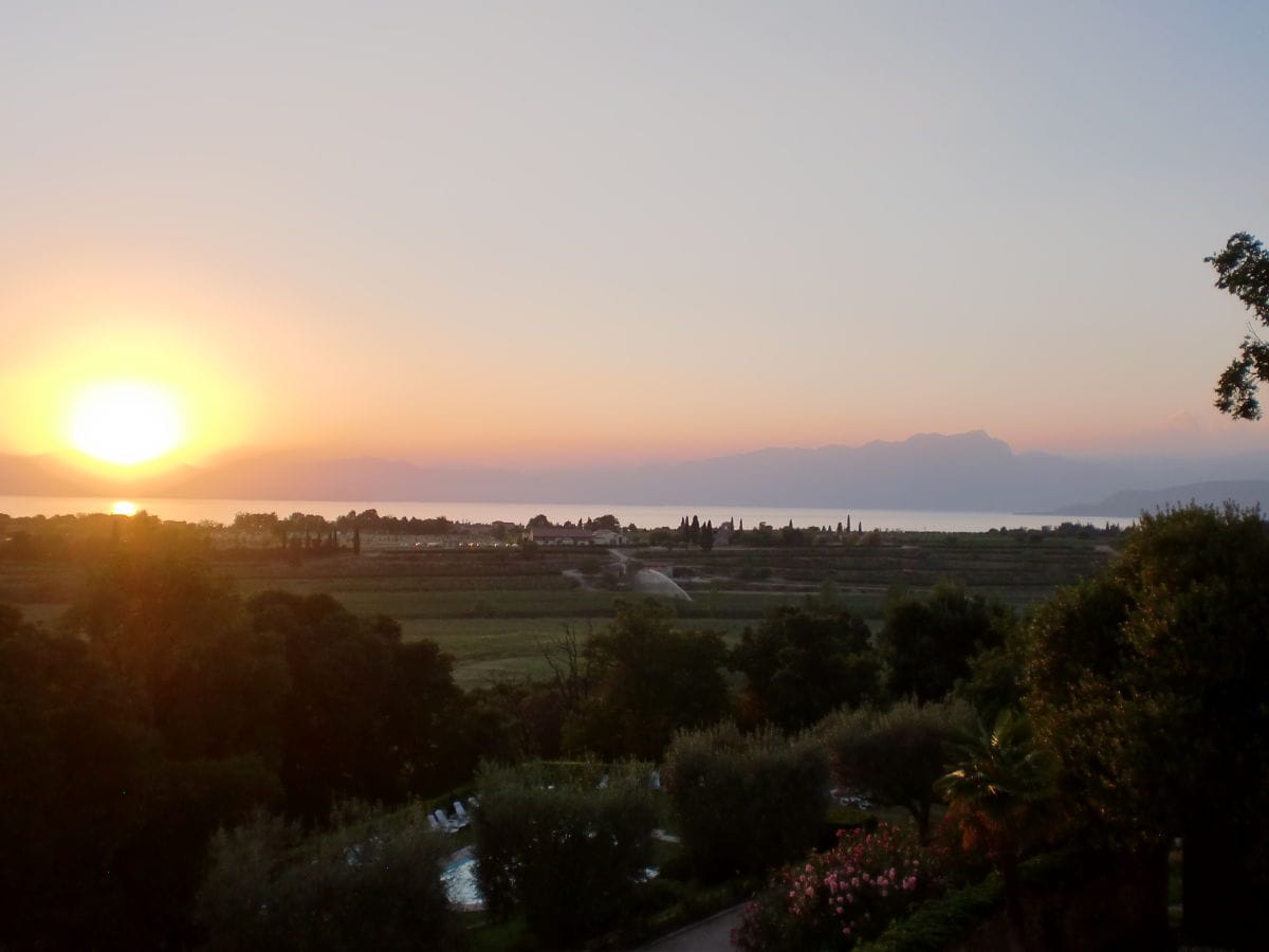 Blick aus dem Fenster in der Abenddämmerung