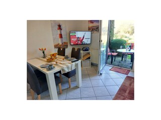 Frühstückstisch und Terrasse