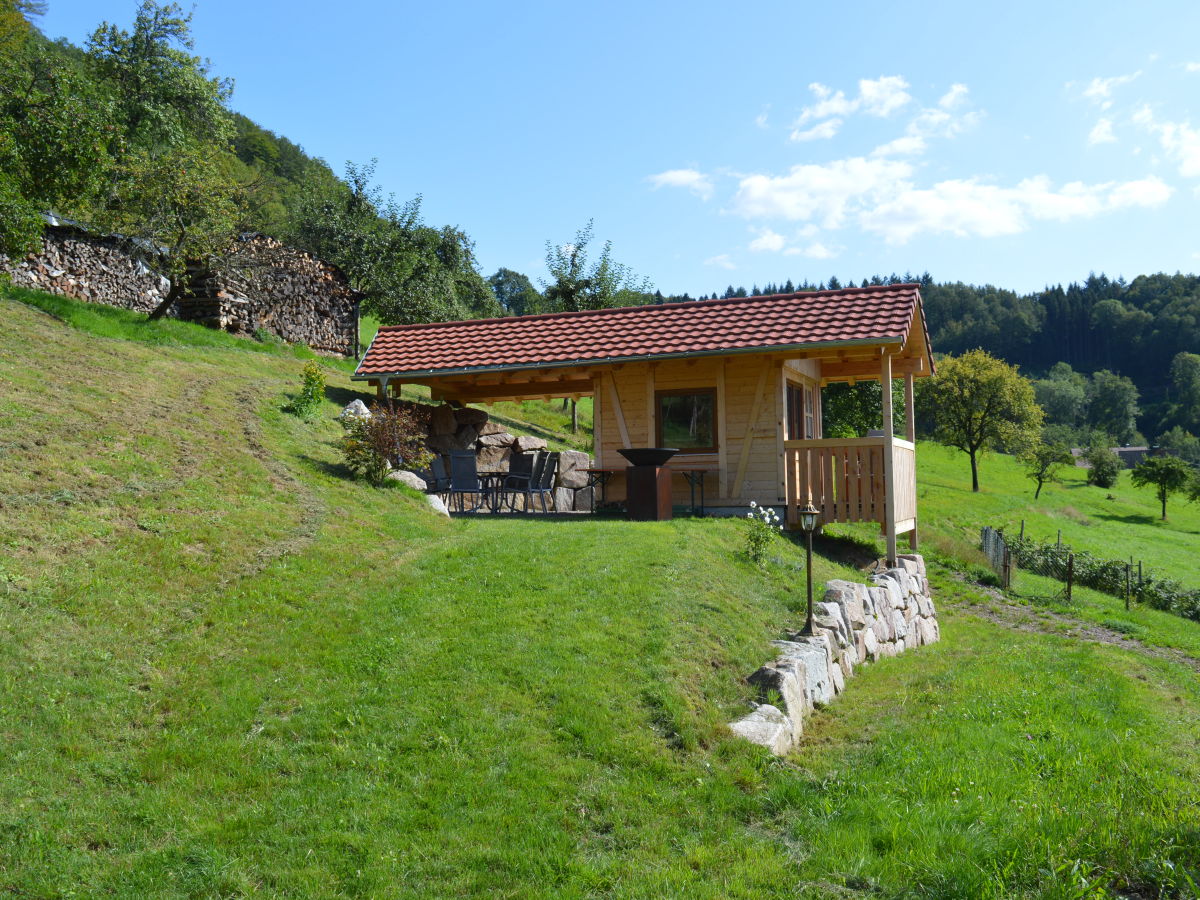 Gartenanlage mit Grillhäuschen