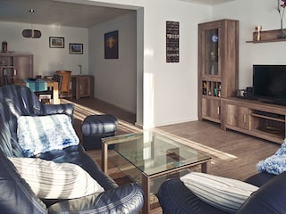 Das Wohnzimmer mit Übergang zum Essbereich