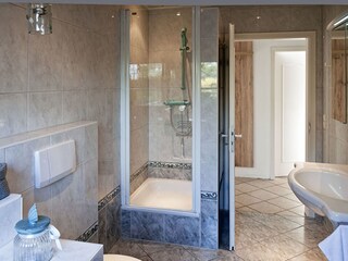 Badezimmer mit Dusche, WC und Badewanne