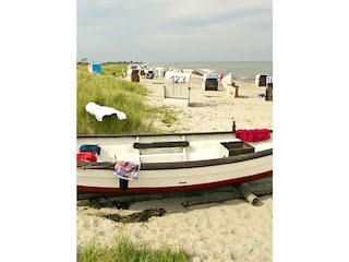 Ein Sommertag am gut besuchten Badestrand