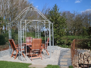 Pavillon mit Teichblick
