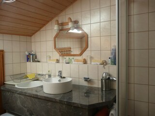 Bad mit Spülmaschiene u.Spülbecken Du/WC