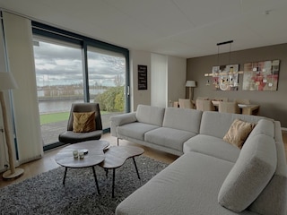 Wohnzimmer mit Schiebetuer zur Terrasse