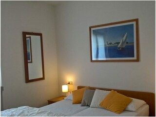 Schlafzimmer mit Doppelbett