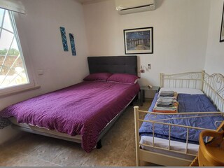 Schlafzimmer 2 mit Doppel und Einzelbett, Klimaanlage.