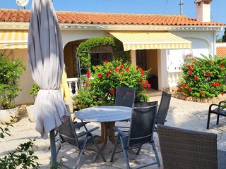 Haus 1 mit Terrassenmöbel