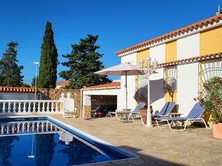 Pool mit Rückansicht von Haus1