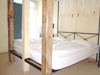 Schlafzimmer mit einem Doppelbett