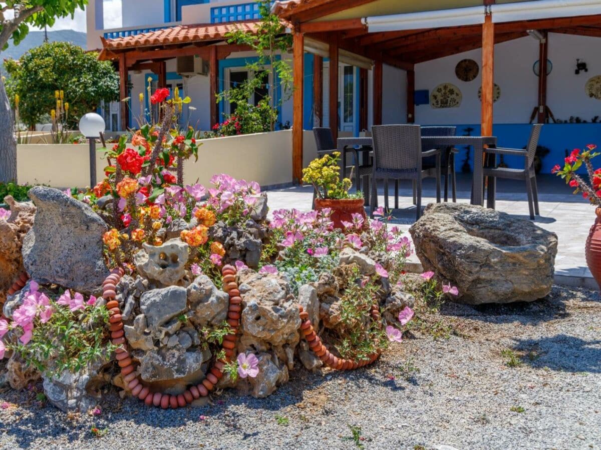 Sehr blumiger Garten mit Meerblick