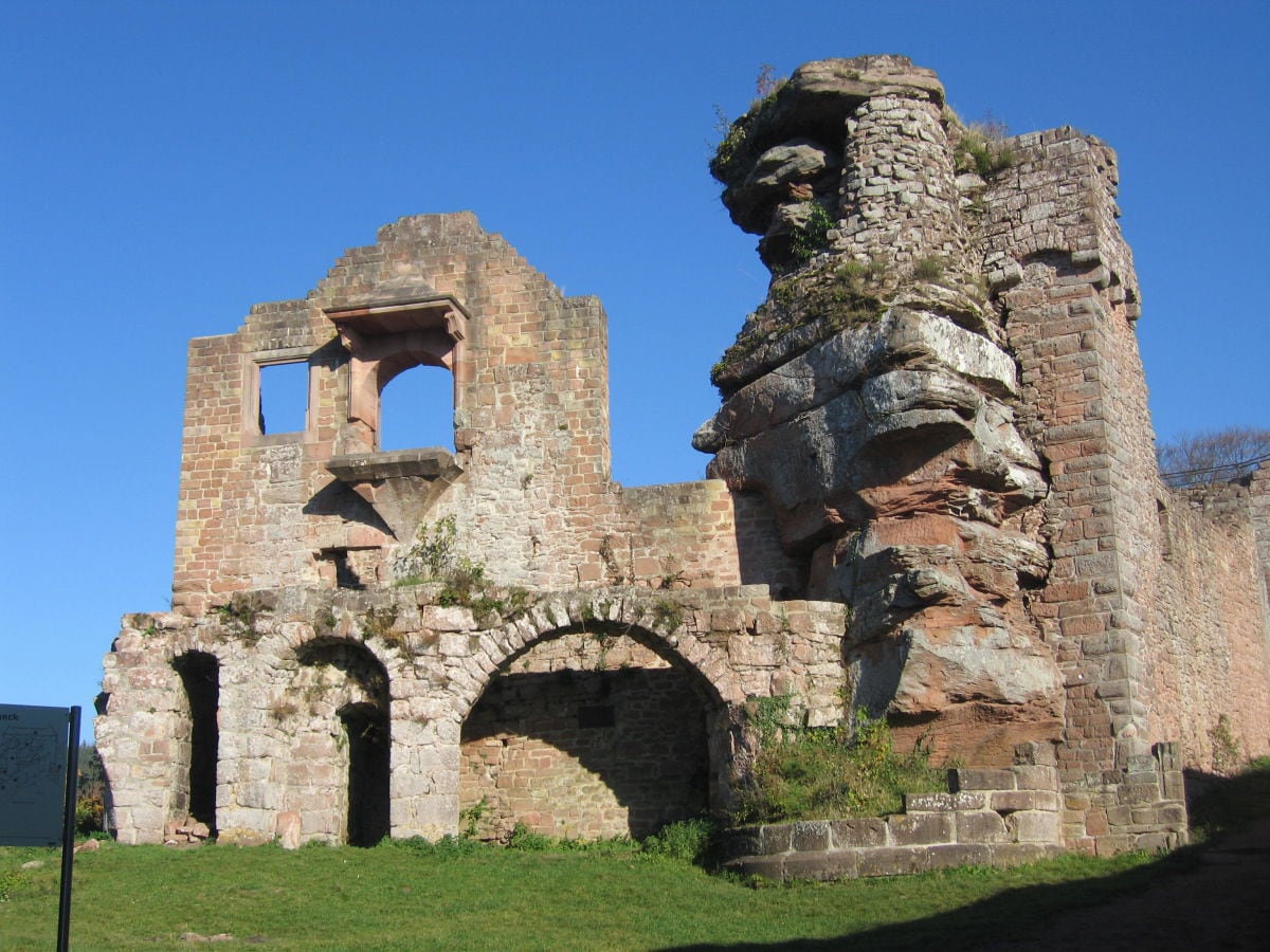 Ruine Neuscharfeneck Pfälzer Wald - Tatortdrehort