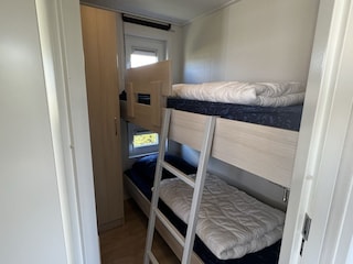 Etagenbett im kleinen Schlafzimmer