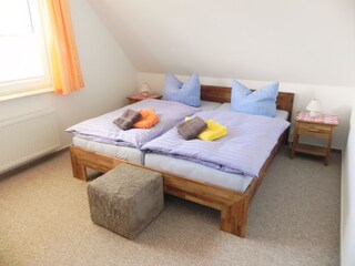 Schlafzimmer mit Doppelbett