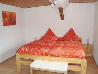 Schlafzimmer mit Doppelbett