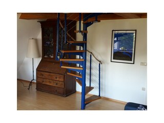 Wohnzimmer mit Wendeltreppe zum Studio
