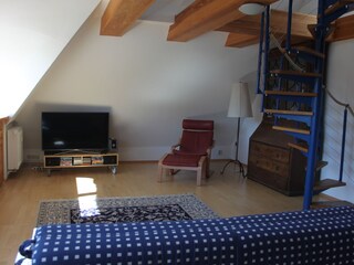 Wohnzimmer mit Wendeltreppe zum Studio
