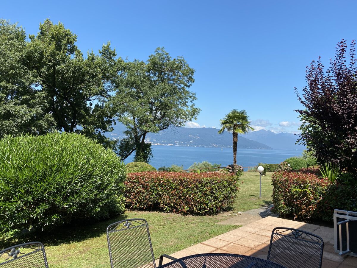 Terrasse mit Privatgarten und Blich auf den Lago