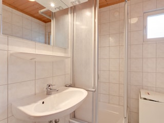 Badezimmer im Erdgeschoss mit Waschmaschine