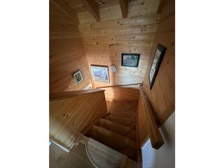 Gut begehbare (geschlossene )Treppe mit Stufenbelag