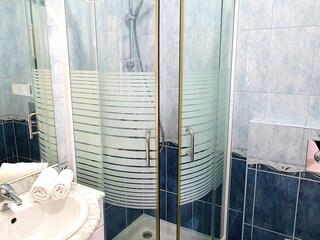 Bathroom with shower and Toilette.