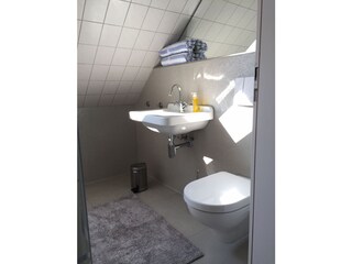 das Haus hat ein Dusch und ein Wannenbad, 2 WC