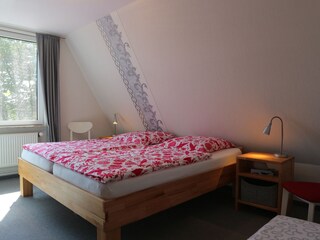 Schlafzimmer I mit Betten in Komforthöhe