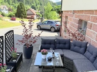 gemütliche Loungeecke vor dem Haus