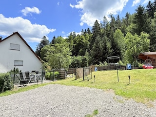 Gästegarten mit Parkplätze