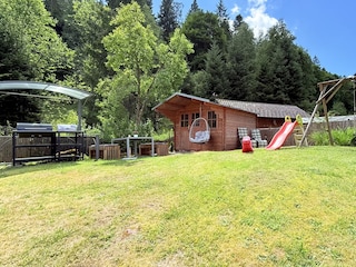 großer eingezäunter Garten mit BBQ Sitzecke Spielplatz