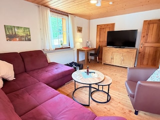 gemütliches Wohnzimmer mit Ecksofa und Elektrokamin