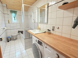 Tageslichtbad mit Badewanne ,Waschmaschine und Trockner
