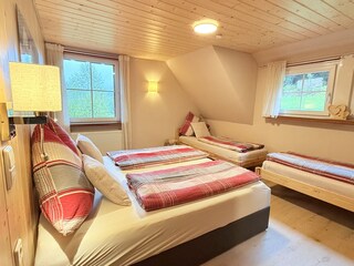gemütliches Schlafzimmer mit 4 Betten